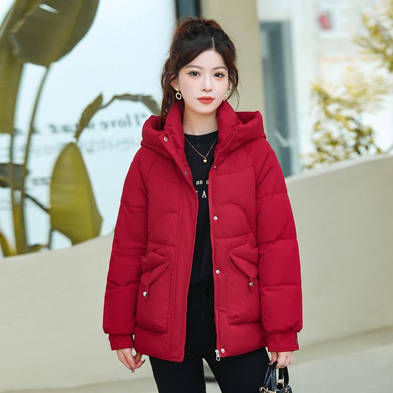 

Женское зимнее утолщенное пуховое пальто с хлопковой подкладкой 2025 - Корейская мода, свободный крой, короткая куртка с капюшоном. 2XL for 67.5-77.5 kg бордовый