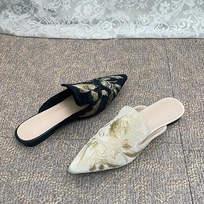 Chinelos frescos femininos primavera e outono bordados pontudos micro-salto antiderrapantes sola macia sandálias
