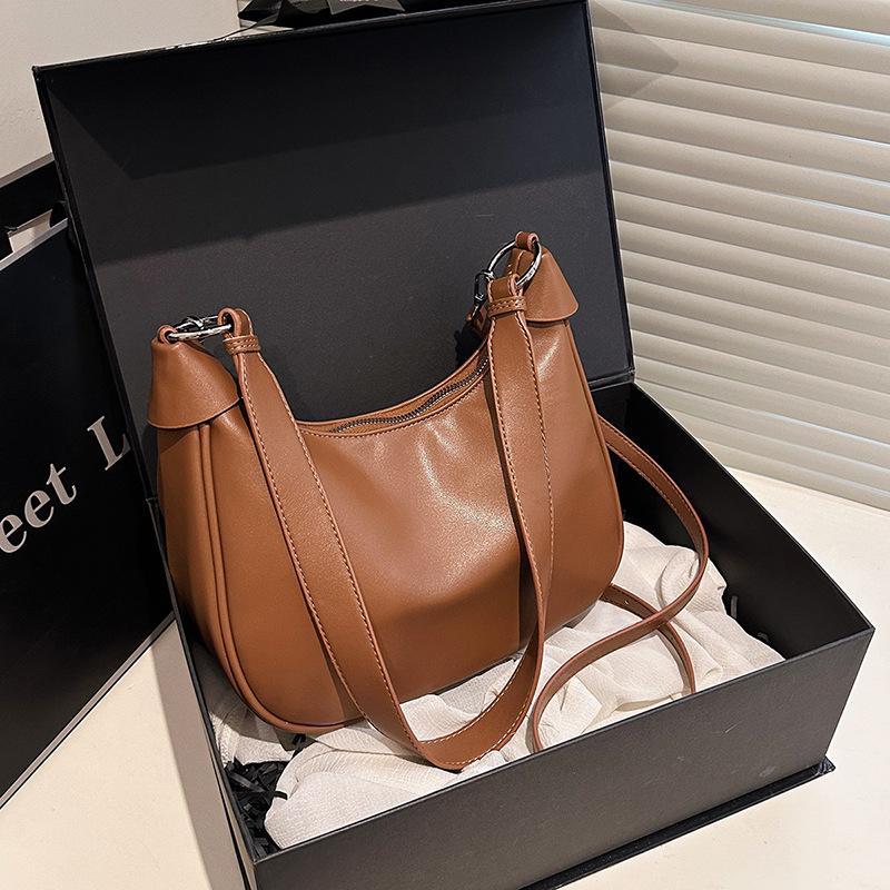 Niche fashion underarm bag new fashion large capacity shoulder commuting spring and summer versatile women's messenger bag