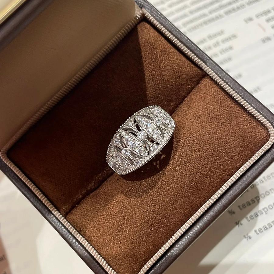 Barn Wind King Fried And Stacked Wearing Retro Diamond Ring Light Luxury Fashion Simple Diamond Set Court Engraved Lantern Strip Ring Women