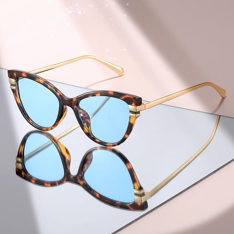 Fashion Cat Eye Sunglasses with Black Top Frame, Red Patterned Lower Frame, Gold Metal Arms, and Gradient Brown Lenses For