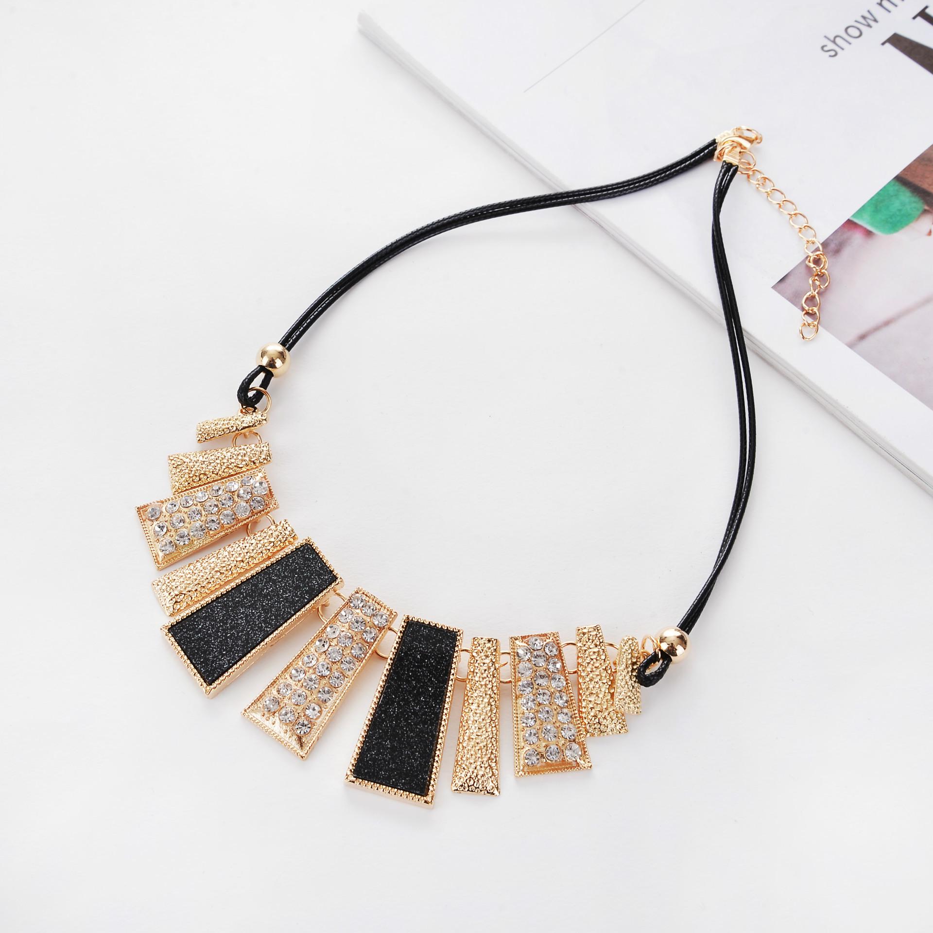 

Барвисте геометричне матове намисто у формі віяла-трапеції з акцентами з епоксидної смоли та крапель олії