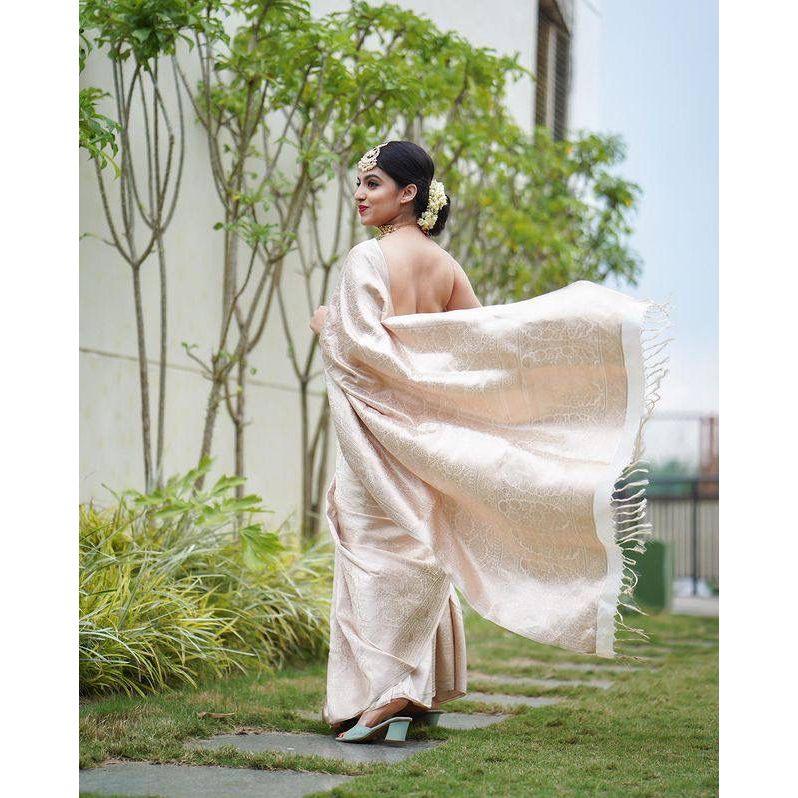 Dieser wunderschöne Saree ist elegant mit wunderschönem solidem Jacquard-Gewebe verziert, das dem Outfit einen perfekten Look verleiht.