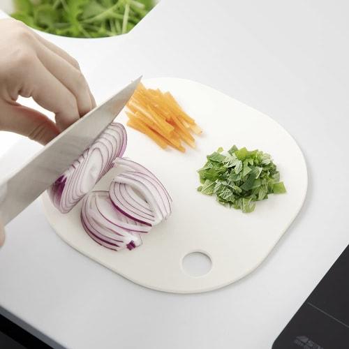 &NE Cutting Board Nikii White, 1 Piece, 18.5cm Wide X 18.5cm Deep X 0.3cm Thick, Made In Japan, Dishwasher Safe, Antibacterial, Small Mini Cutting Boa