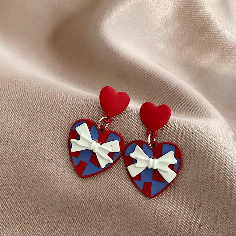 

2024 Trendy Red Checkered Heart Stud Earrings: Retro High-End Niche Design with Elegant Temperament красный