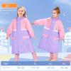 Kinder-Regenmantel, College-Stil, für Kindergarten, ältere und jüngere Kinder, mit Platz für Rucksack, Vollständig wasserdicht, Kinder-Regenponcho