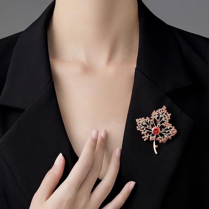 Red Maple Brooch, High-end Women's Red Maple Leaf Crystal Brooch, Light Luxury Design Sense
