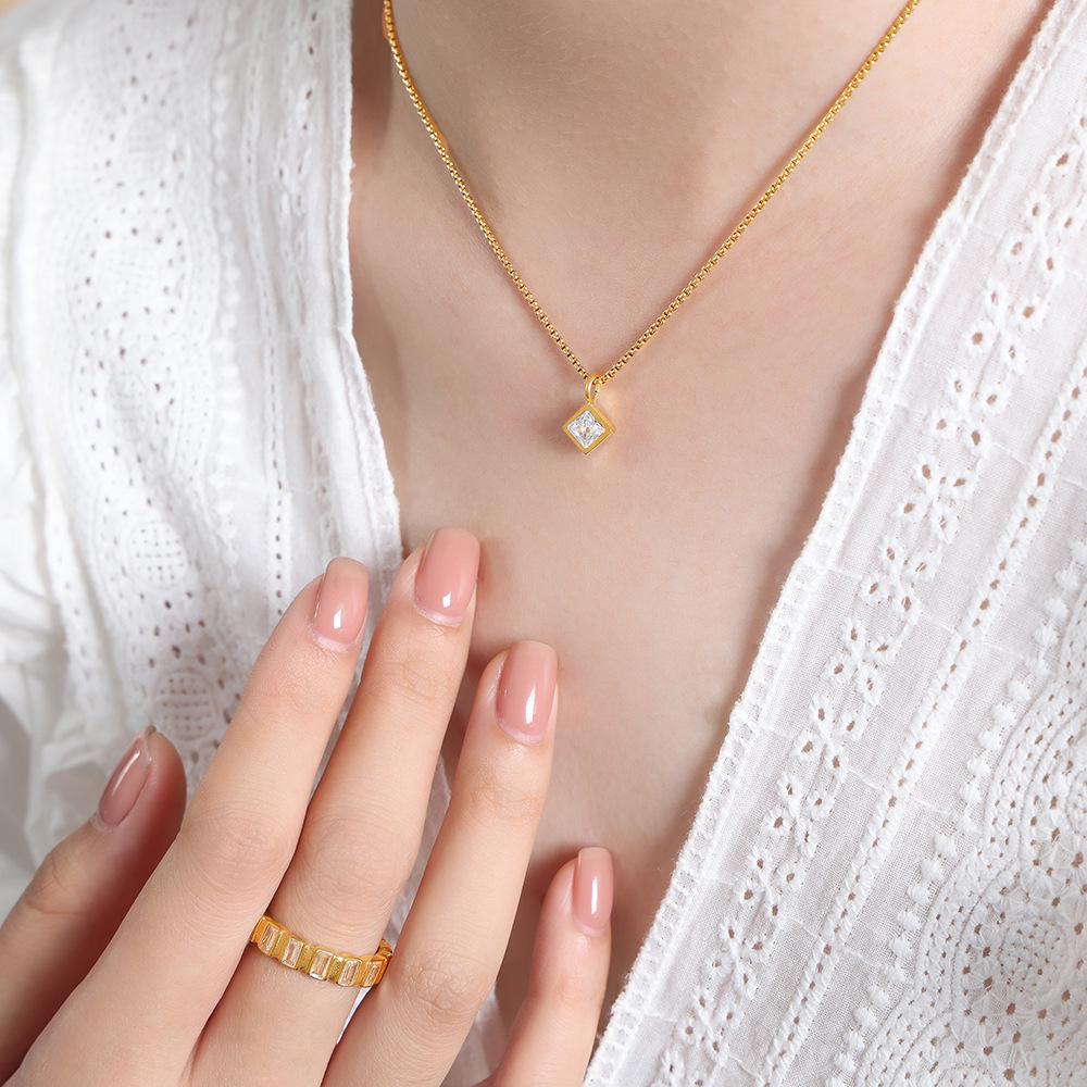 Versatile French Retro Emerald Glass Zircon Pendant Necklace with Titanium Steel and Pearl Chain for Women