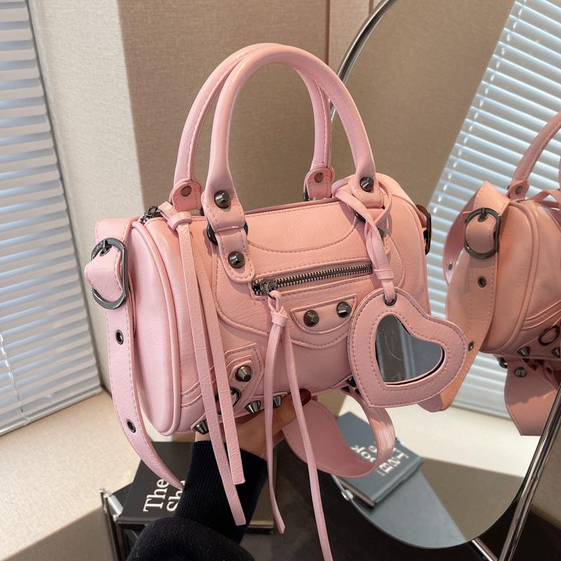 

This year s popular bag 2025 new Korean version of fashion rivets personalized trend women s portable messenger small square bag pu чорний