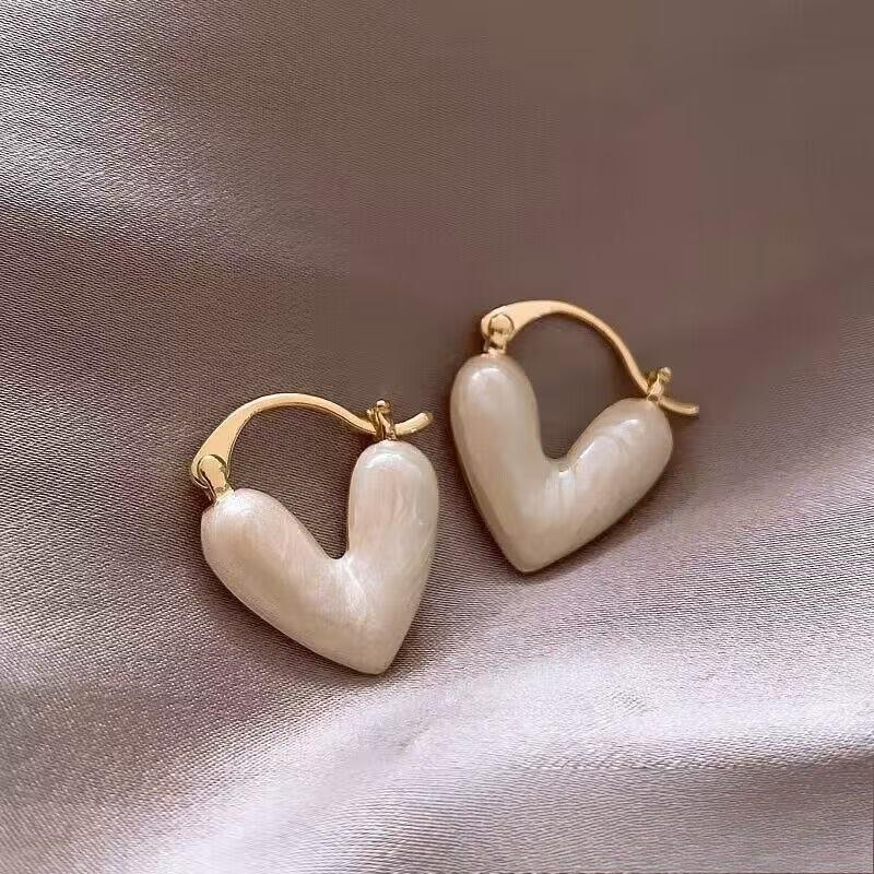 Pendientes de perlas de alta gama de moda Pendientes retro de nicho francés de lujo ligero Pendientes de perlas simples y versátiles para mujer