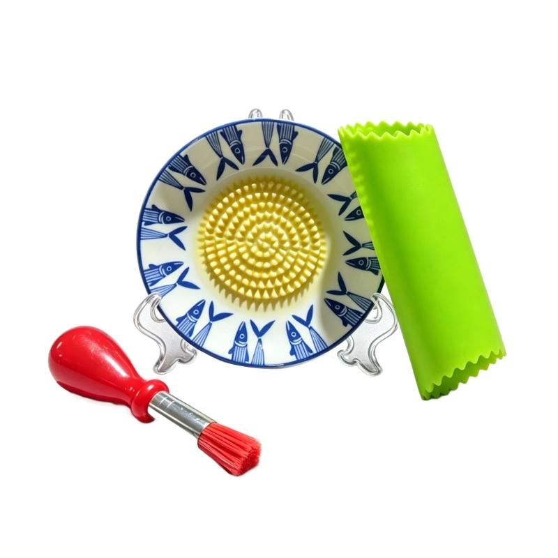 Garlic Grater Plate Set in Ceramic with Peeler, Brush and Fine Teeth for Cooking Tasks, Table Service and Meal Work