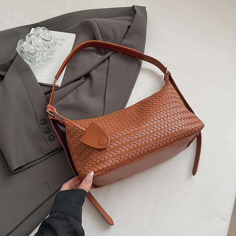 High-value retro woven bag women's 2025 new fashion commuter messenger bag large-capacity shoulder armpit bag