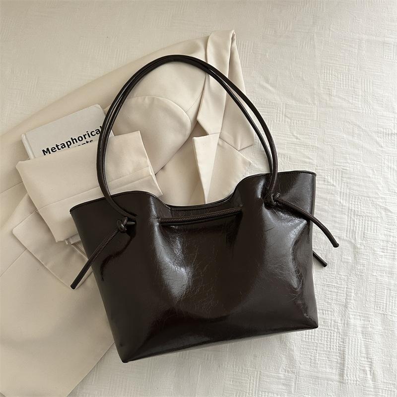 

Premium large-capacity bag women s new retro versatile shoulder bag commute to work portable tote bag