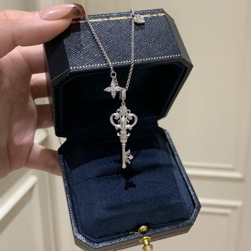 

Iris Key Necklace for Women: Elegant Clavicle Chain with Ancient-Style Iris Design