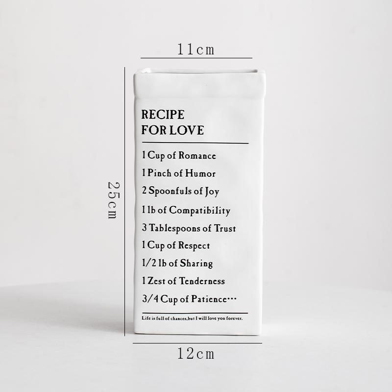 Skandynawski biały ceramiczny wazon na suszone lub świeże kompozycje kwiatowe w wystroju salonu