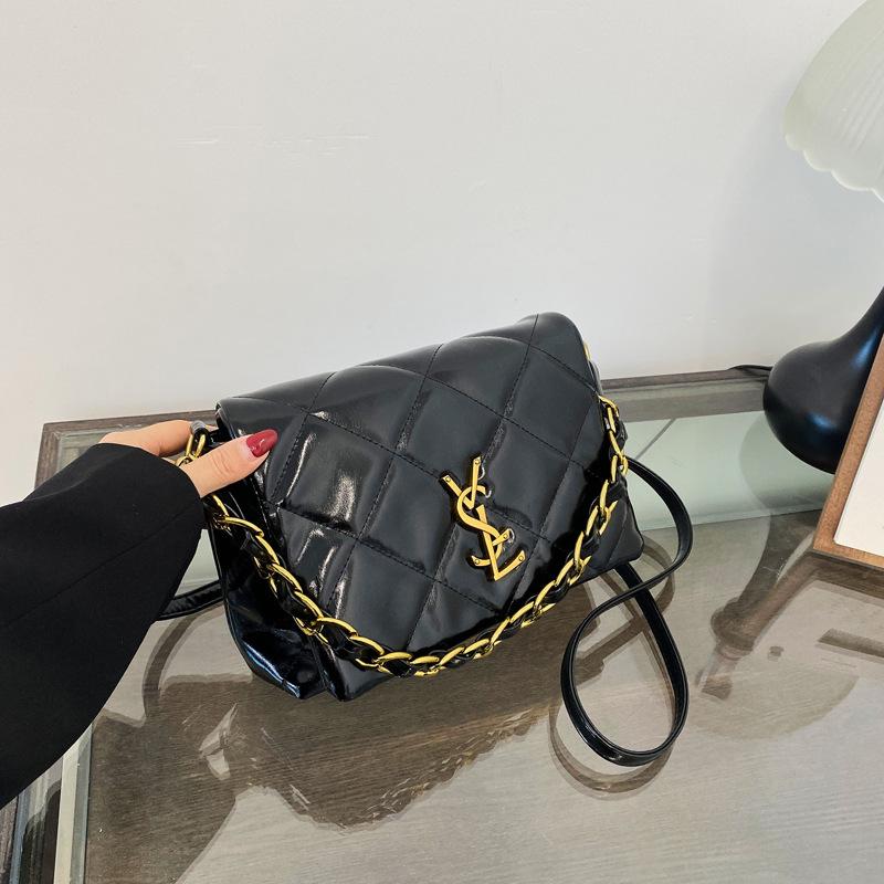 Podzimní a zimní luxusní jednobarevná řetízková kabelka pod paži přes rameno, moderní dámská crossbody kabelka. Stylový, elegantní prémiový.