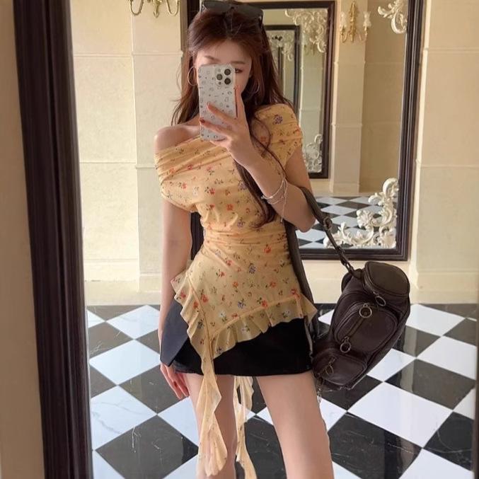 Letnia Kwiatowa Koszulka z Jednym Ramieniem i Wstążką - Słodka & Pikantna Dopasowana