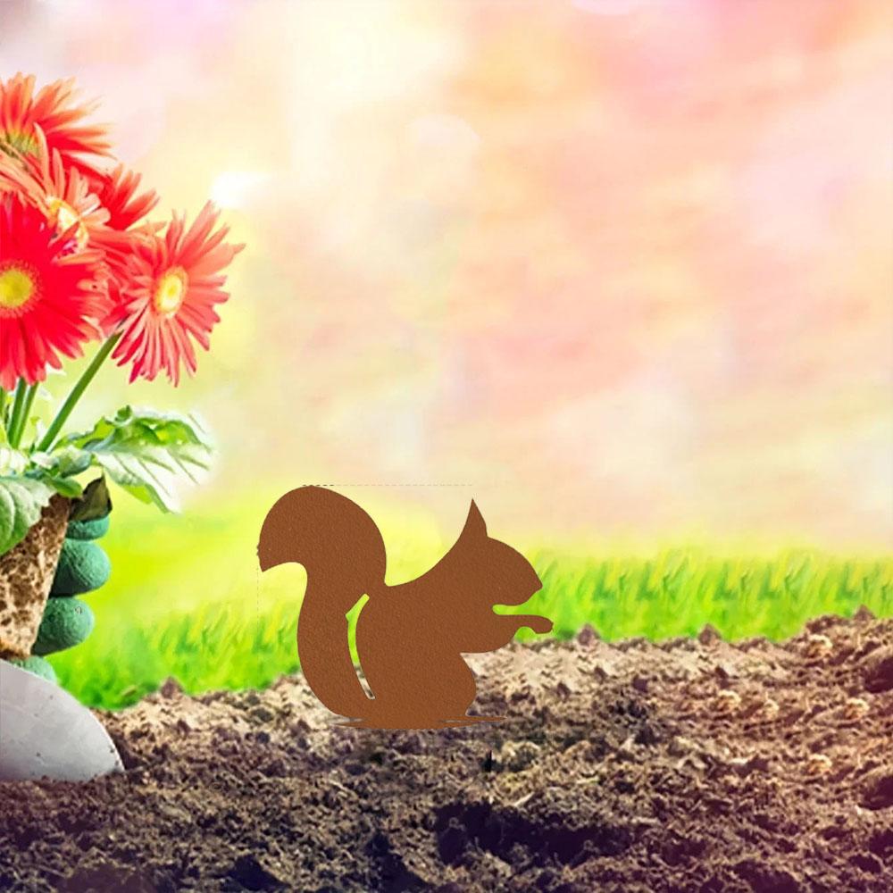 1pc Squirrel Metal Garden Stake - Enhance your yard with this stake. Ideal for fall and outdoor. Elegant garden ornament