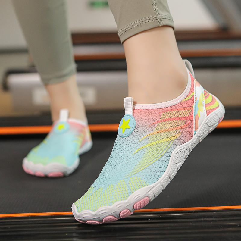 Nya minimalistiska vandringsskor sommarkomfort mjuka halkfria badskor lyxigt mode män kvinnor multifunktionella yogaskor