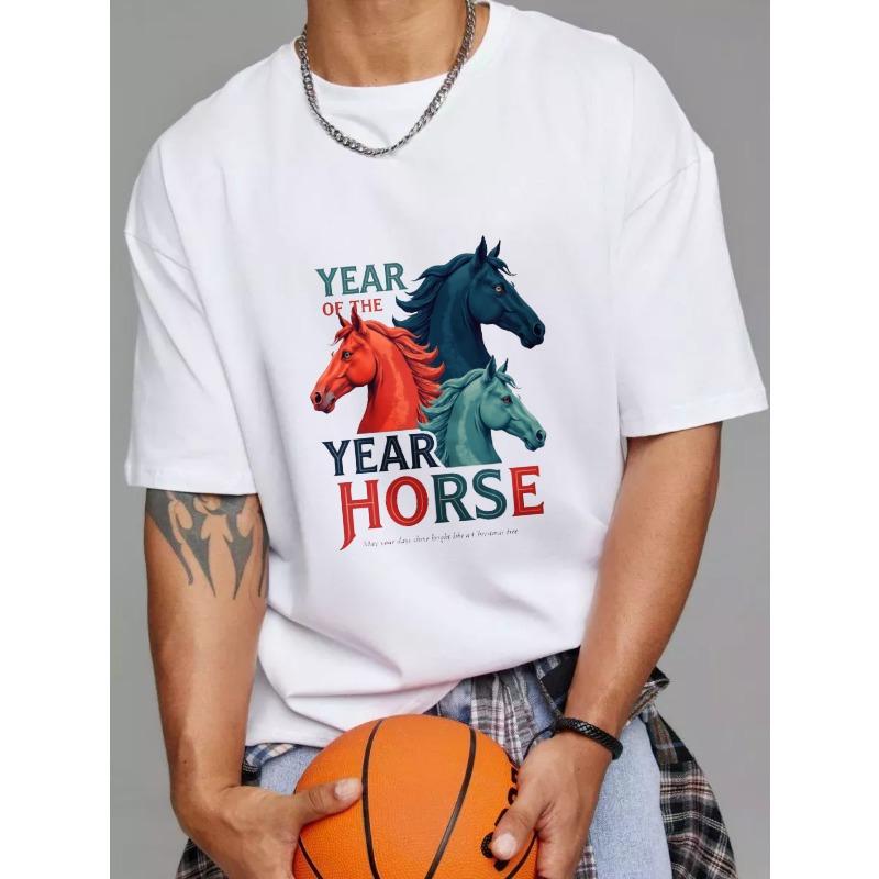 Camiseta de Cuello Redondo Blanca Estampado Gráfico Año del Caballo con Tres Caballos y Diseño de Texto para Uso Casual y Celebraciones del Zodíaco