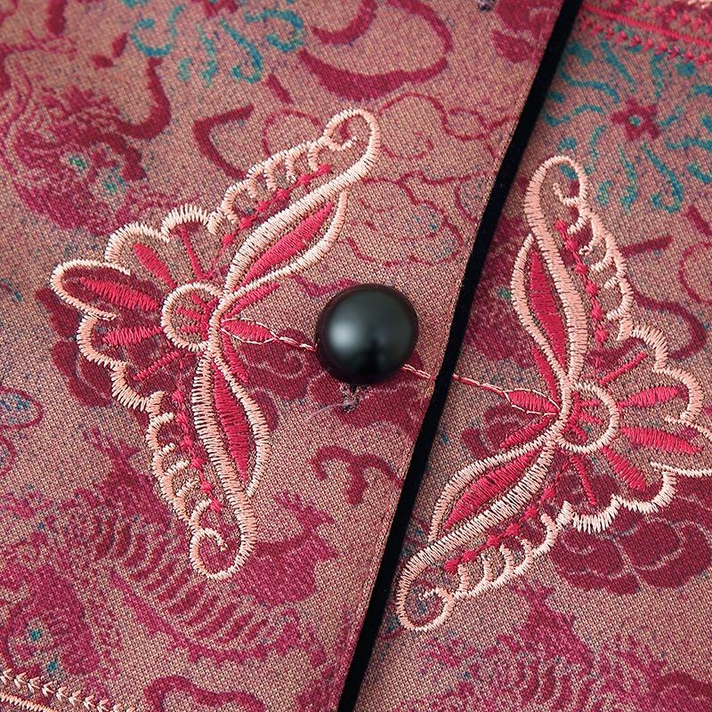 Dámská vesta, tenká vesta, stará paní nosící vestu