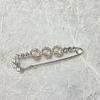 Elegant Diamond-Pearl Studded Brooch for Fashionable Women - Versatile, High-End Accessory with Crystal Accents