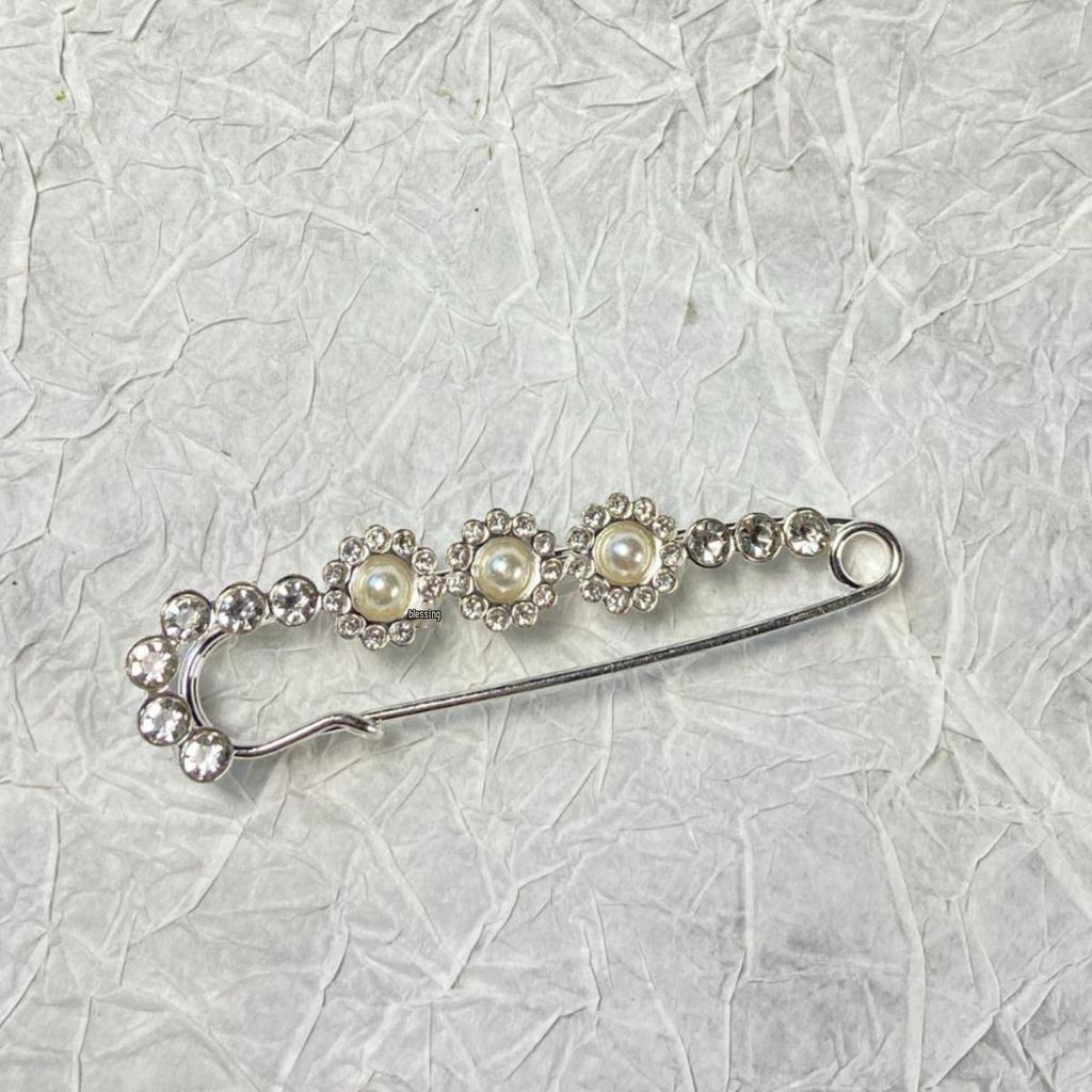 Elegant Diamond-Pearl Studded Brooch for Fashionable Women - Versatile, High-End Accessory with Crystal Accents