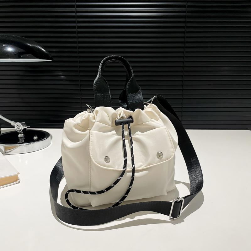 New Casual Solid Color Large-capacity Portable Bucket Bag Trendy Fashion Large-capacity Light Going Out Shoulder Messenger Bag