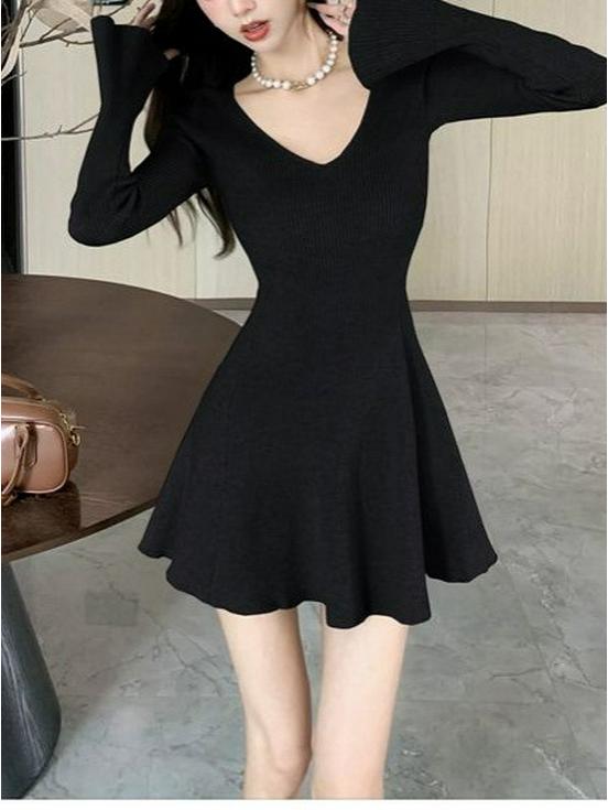 Women's Khaki V-neck Knit Dress - Long Sleeve, Slimming Waist, Bodycon A-line Short Skirt for Autumn/Winter