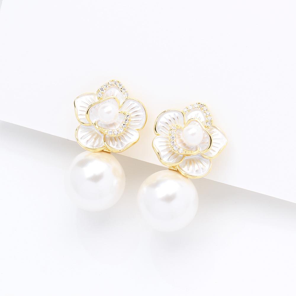 Klassische vielseitige temperamentvolle weiße tropfende Kamelien-Perlenohrringe Retro-Nische ohrlose Ohrclips-Ohrringe Damenmodelle