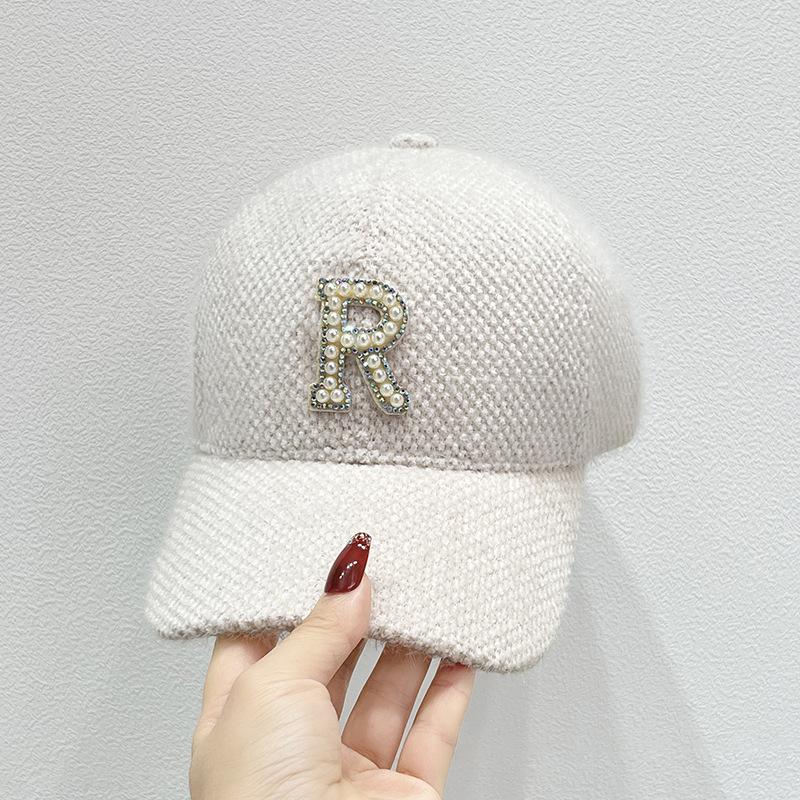 Elegantní zimní kšiltovka s drahokamu 'R' - teplá pletená čepice na ochranu sluchu pro ženy | Ideální pro outdoorové aktivity a běžné nošení