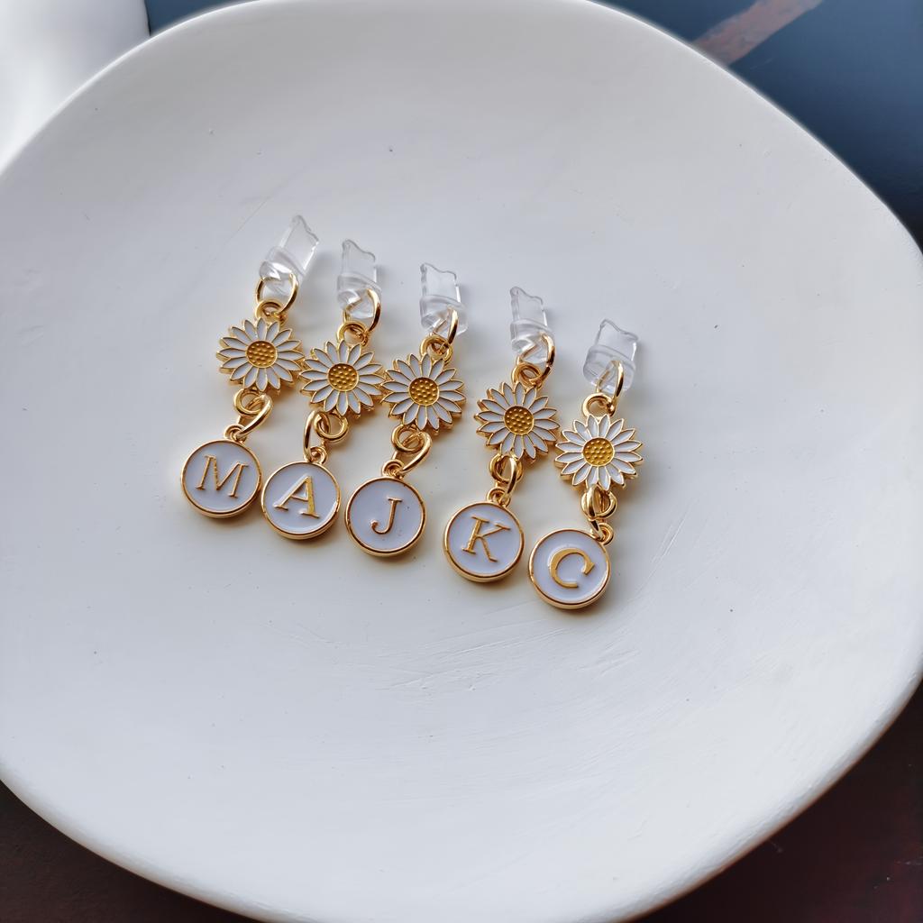 1 szt. Kreatywny stokrotka/słonecznik litera zatyczka przeciwkurzowa do telefonu komórkowego/europejskie i amerykańskie 26 wielkich liter A-Z zawieszka do telefonu komórkowego