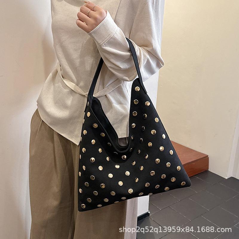 Tägliche süße und coole Persönlichkeit Nieten weiches Leder große Kapazität Tote Bag Damen Trend Pendler Schulter Achseltasche