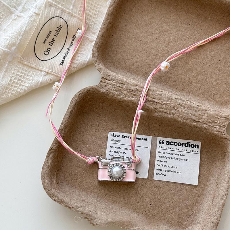 Collier pendentif fleur en résine goutte d'huile perle en verre perle caméra design de niche de luxe léger collier polyvalent femmes