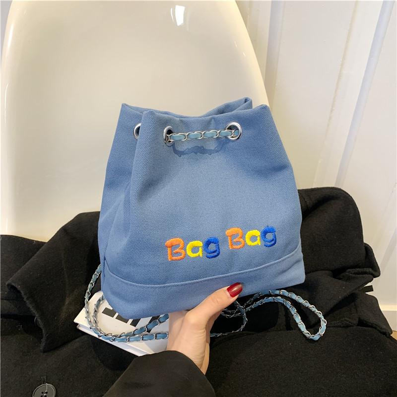 

Вишитий Алфавіт Полотно Жіноча Сумка 2024 Новий Стиль Вулична Мода Ланцюжок Відро На Плече Кросбоді Рюкзак синій