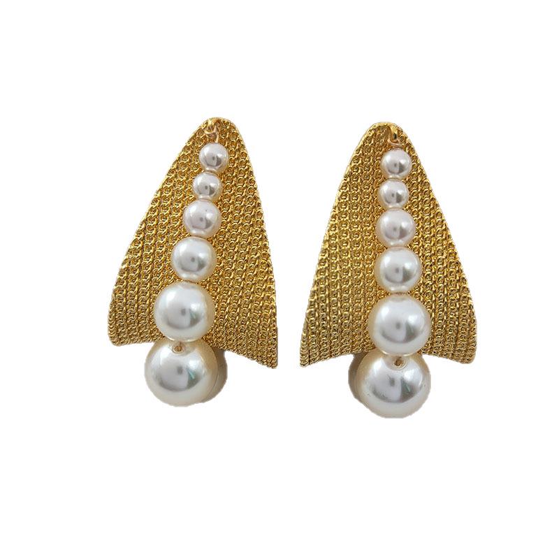 European & American Pearl Stud Earrings: Retro Niche Design with Ins Style Personality.