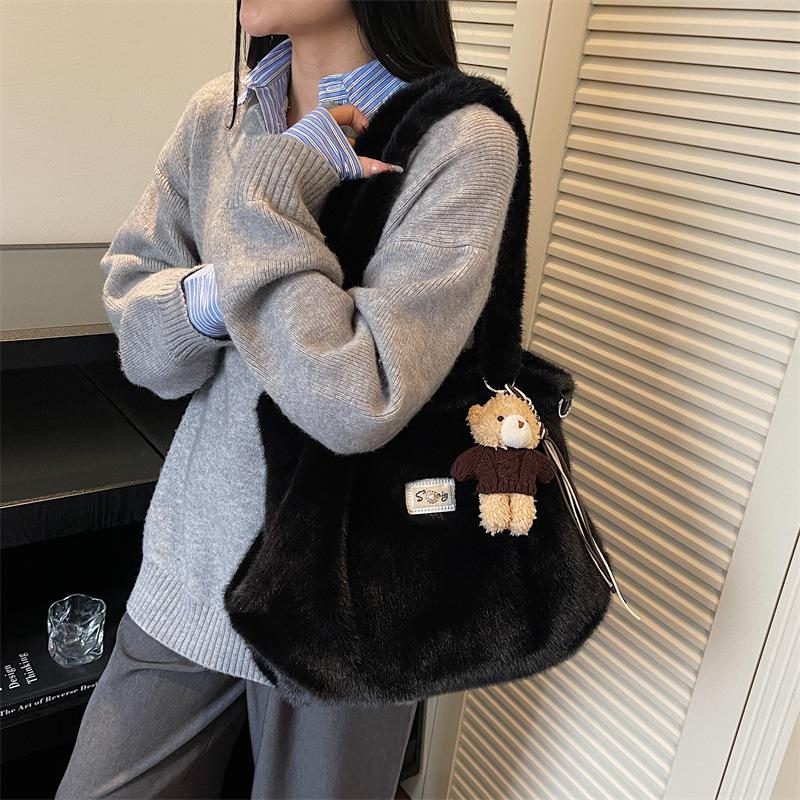 Plush bag women's 2025 new autumn and winter popular fashion lazy relaxation commuter tote bag messenger bag
