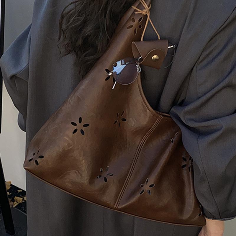 Large Capacity Underarm Bag Women's 2025 Autumn New Hollow Shoulder Women's Bag Fashion Underarm Bag Commuter Tote Bag