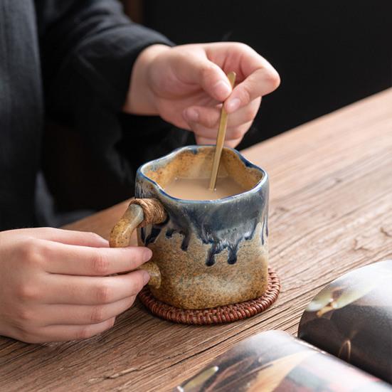 Yousheng Håndlaget Keramisk Krus 320ml Vintage Te Kaffekopp med Rottinghåndtak Kreativt Spiralmønster Gradient Glasur Drikkeglass Hjemmeinnredning Gaver