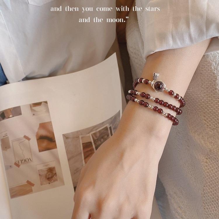Natural garnet bracelet for women, alloy strawberry crystal triple-garnet bracelet, niche light luxury jewelry, gift for girlfriend