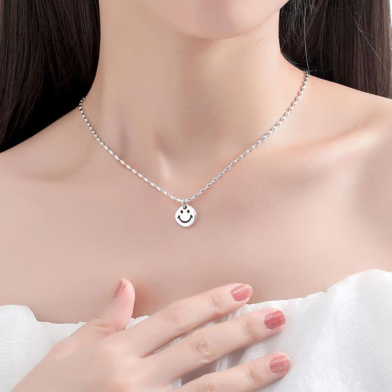 Cute Smiling Face Pendant Necklace Niche High-end Sense, Sweet and Cool Girl Collarbone Chain Personality Trend