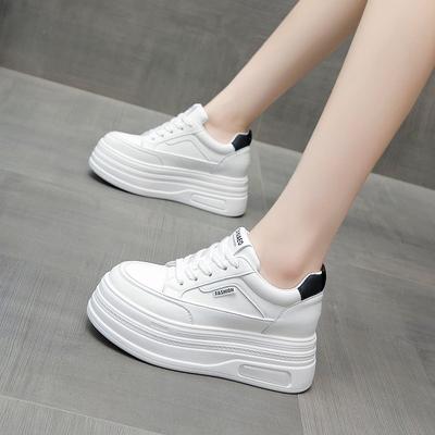 Petites chaussures de skate décontractées à semelle compensée super tendance et polyvalentes pour femmes, printemps et automne 2025, nouvelles petites chaussures blanches à semelle super épaisse rehaussante