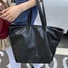 This Year's Popular Autumn and Winter New Women's Bags, Fashionable Large-capacity Tote Bags, Retro Casual Commuter Bags, Shoulder Armpit Bags.