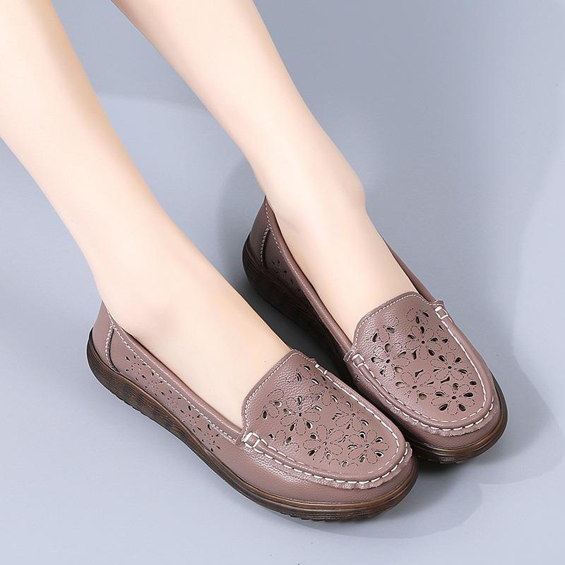 Women's Summer Fashion Outerwear: Versatile, Perforated and Breathable Large-sized Sandals for Middle-aged and Elderly Mothers