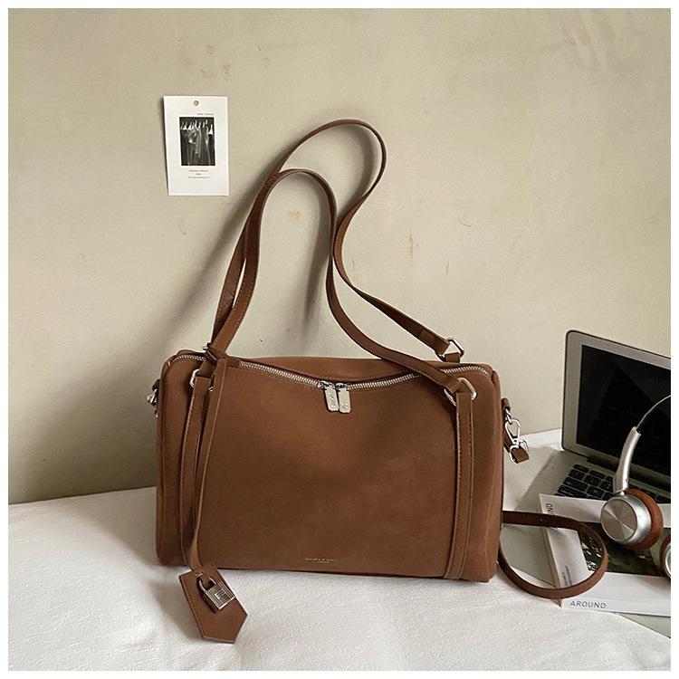 

2025 новая ретро сумка-мессенджер женская осенне-зимняя простая модная универсальная большой вместимости плечевая портативная сумка-боулинг коричневый