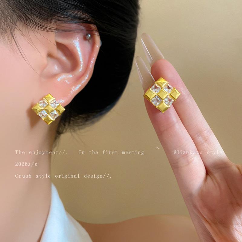 High-end French Niche Broken Diamond Zircon Square Stud Earrings Women's New Popular Light Luxury Simple Earrings Ear Jewelry