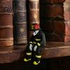 Collezionabili Scheletro Pompiere Stampato 3D Seduto su Scaffale, Soldato Pompiere Gotico Vestito Appassionato di Storia Statuetta Souvenir, Ornamento da Collezione per Scrivania