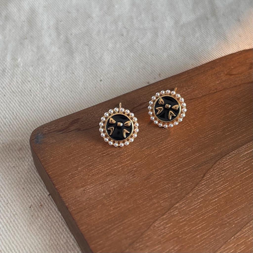 Винтажные серьги-пусеты из черной эмали и жемчуга: Элегантный дизайн в средневековом стиле для женщин