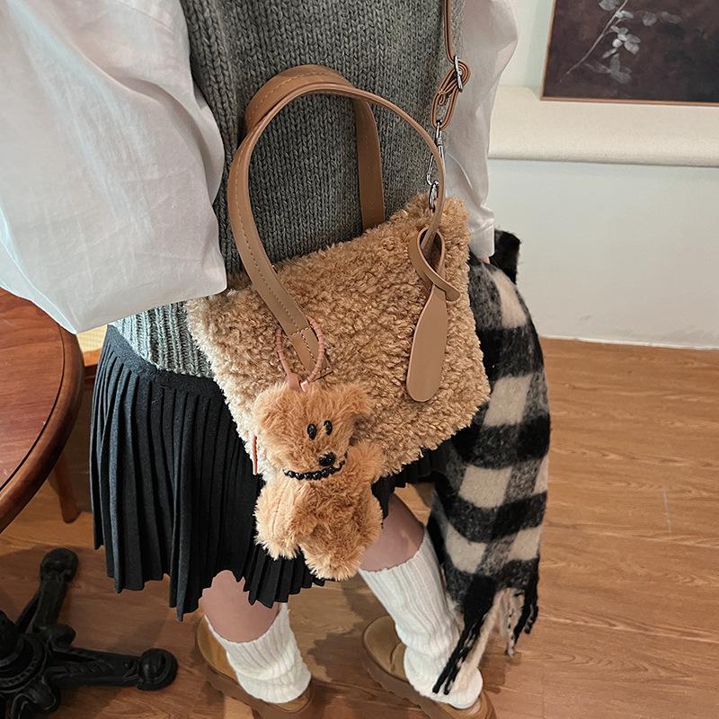 

2025 New Fashion Plush Handbag Featured Cartoon Doll Animation Children s Fashion Trend Storage Bag 20*10*15 хаки