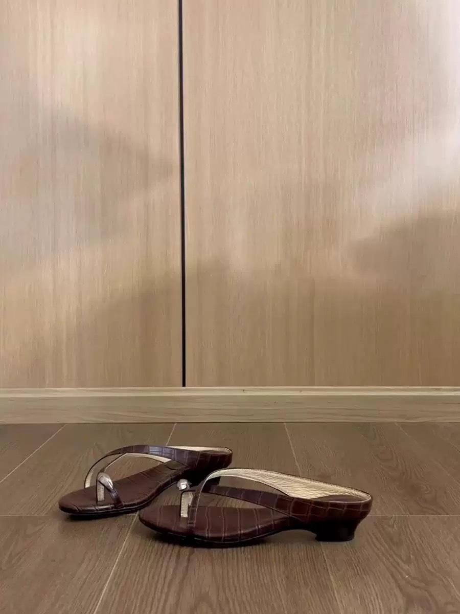 

Leather niche design alligator pattern metal sleeve toe cross belt low heel cat heel cool slippers women wear summer sandals 40